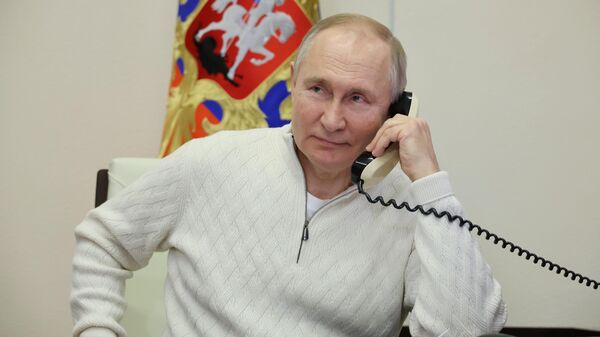 Президент РФ Владимир Путин говорит по телефону с семилетним мальчиком Давидом Шмелевым из Ставропольского края
