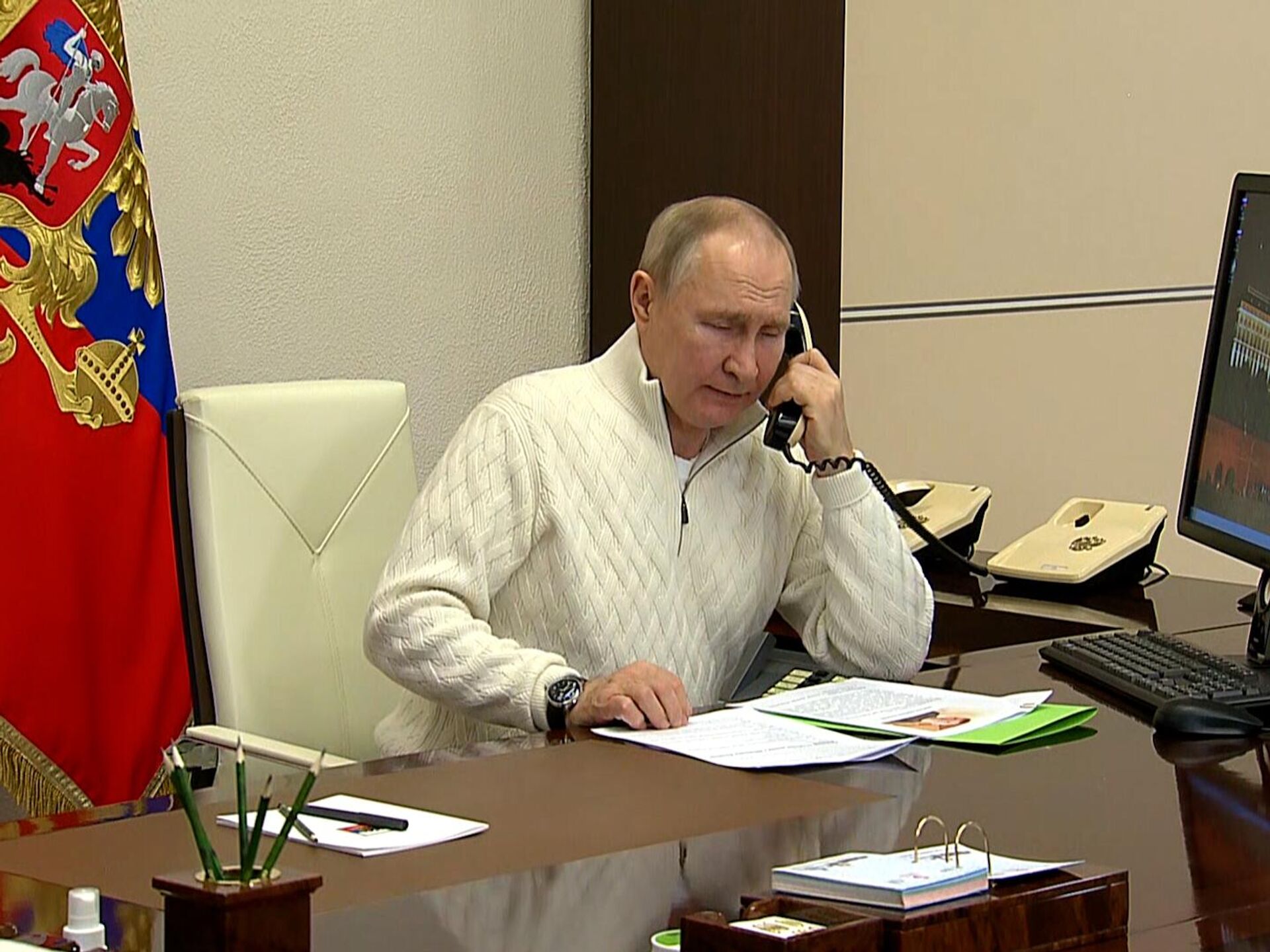 Путин с мобильником