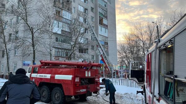 Спасатели на месте пожара в многоквартирном доме на улице Шевченко в Чебоксарах