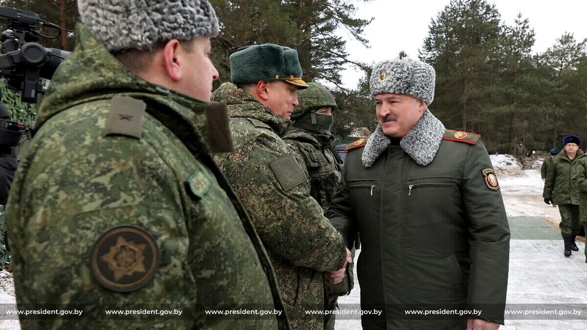 Президент Беларуси Александр Лукашенко во время посещения полигона Обуз-Лесновский в Брестской области - РИА Новости, 1920, 06.01.2023