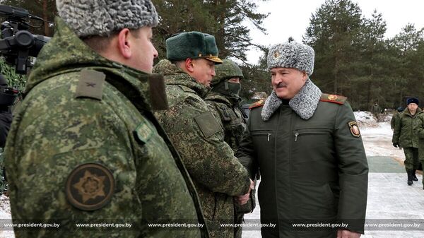 Президент Беларуси Александр Лукашенко во время посещения полигона Обуз-Лесновский в Брестской области