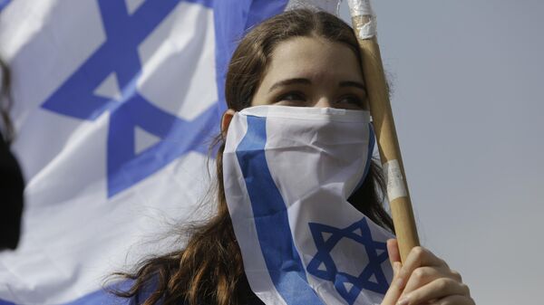 Девушка с флагами Израиля