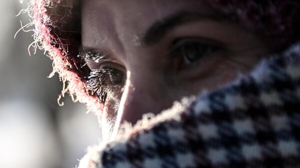 Женщина, укутанная в шарф, на улице Москвы