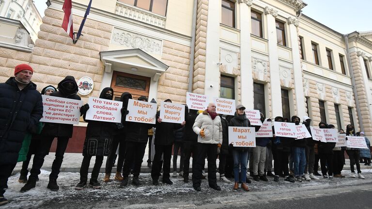 Генеральный директор медиагруппы Россия сегодня Дмитрий Киселев и член комитета Государственной Думы РФ по международным делам Мария Бутина на акции в поддержку задержанного в Риге шеф-редактора Sputnik Литва Марата Касема Свободу Марату Касему! перед посольством Латвии в Москве