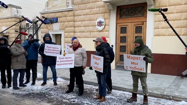 Они так могут арестовать любого журналиста. Акция в поддержку Марата Касема