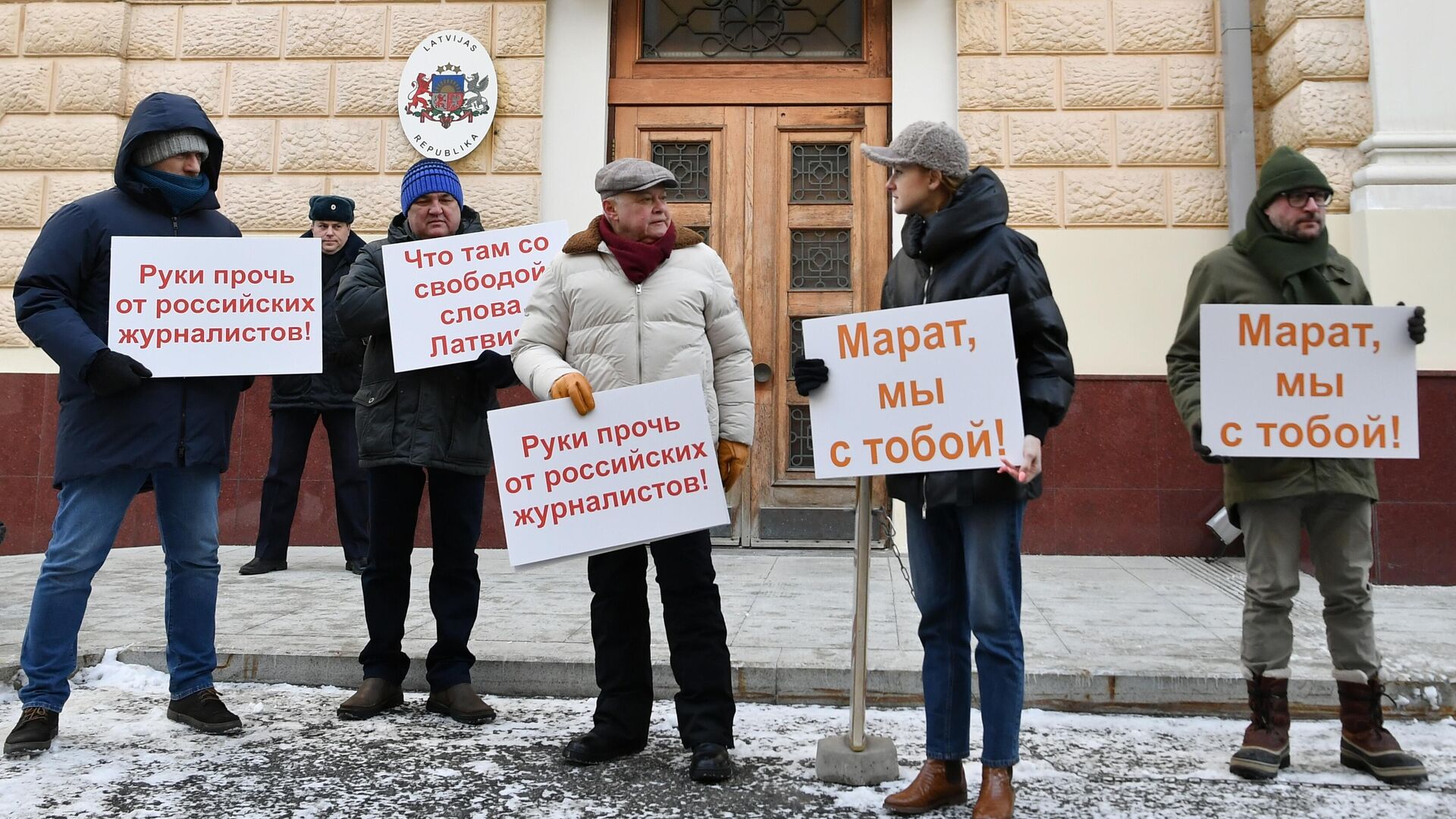 Генеральный директор медиагруппы Россия сегодня Дмитрий Киселев, член комитета Государственной Думы РФ по международным делам Мария Бутина и первый заместитель главного редактора медиагруппы Россия сегодня Сергей Кочетков на акции в поддержку задержанного в Риге шеф-редактора Sputnik Литва Марата Касема Свободу Марату Касему! перед посольством Латвии в Москве - РИА Новости, 1920, 06.01.2023