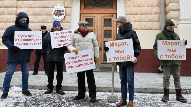 Генеральный директор медиагруппы Россия сегодня Дмитрий Киселев, член комитета Государственной Думы РФ по международным делам Мария Бутина и первый заместитель главного редактора медиагруппы Россия сегодня Сергей Кочетков на акции в поддержку задержанного в Риге шеф-редактора Sputnik Литва Марата Касема Свободу Марату Касему! перед посольством Латвии в Москве