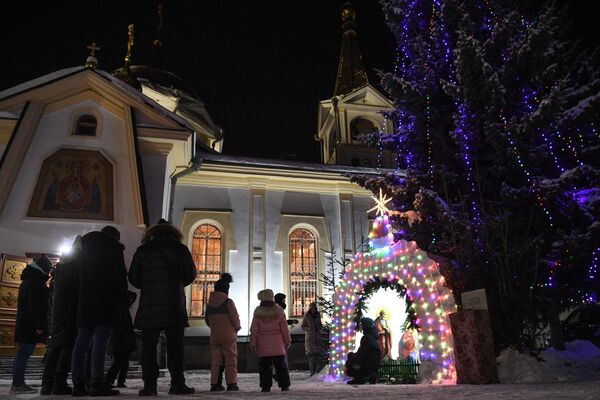 Верующие около Рождественского вертепа возле Вознесенского кафедрального собора в Новосибирске