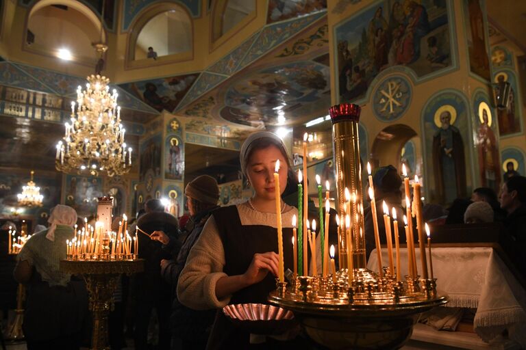 Верующие во время Рождественского богослужения в Вознесенском кафедральном соборе в Новосибирске