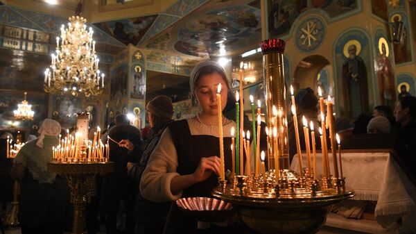 Верующие во время Рождественского богослужения в Вознесенском кафедральном соборе в Новосибирске