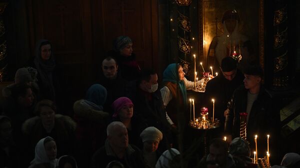 Верующие на рождественской литургии в Свято-Троицком кафедральном соборе в Екатеринбурге