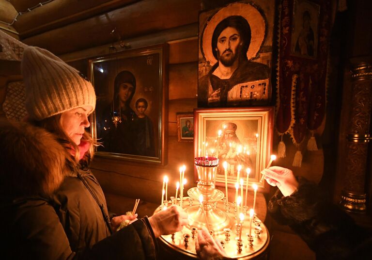 Верующие во время ночной Рождественской службы в Знаменском православном храме в Дивногорске