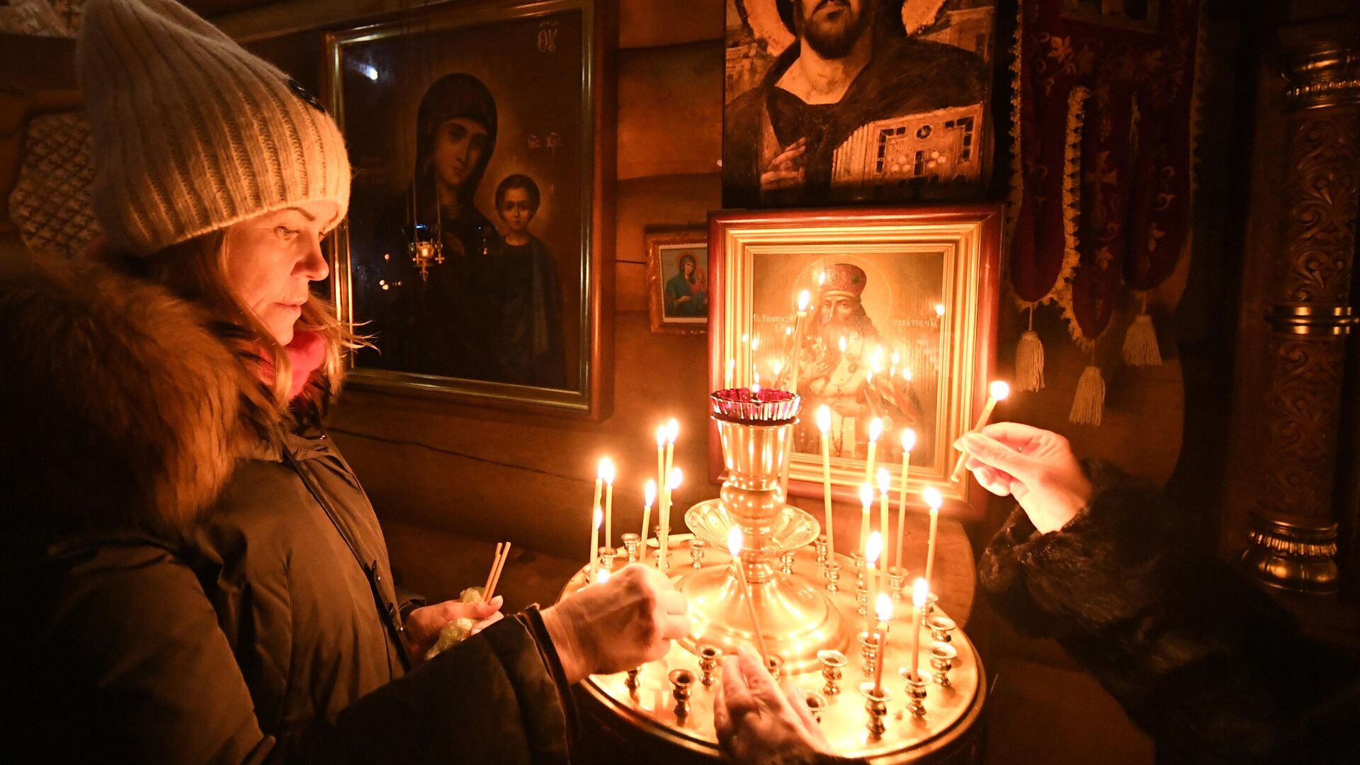 Верующие во время ночной Рождественской службы в Знаменском православном храме в Дивногорске - РИА Новости, 1920, 18.02.2023