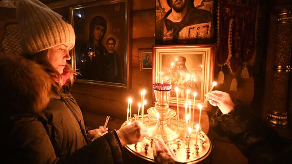 Верующие во время ночной Рождественской службы в Знаменском православном храме в Дивногорске