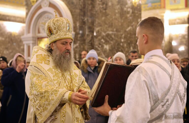 Архиепископ Калининградский и Балтийский Серафим во время Рождественской службы в кафедральном соборе Христа Спасителя в Калининграде