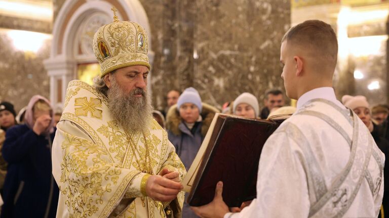 Архиепископ Калининградский и Балтийский Серафим во время Рождественской службы в кафедральном соборе Христа Спасителя в Калининграде