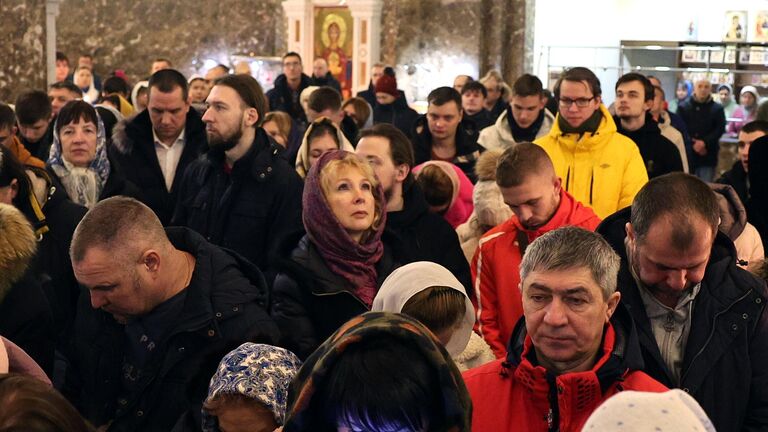 Верующие во время Рождественской службы в кафедральном соборе Христа Спасителя в Калининграде