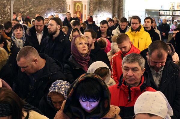 Верующие во время Рождественской службы в кафедральном соборе Христа Спасителя в Калининграде