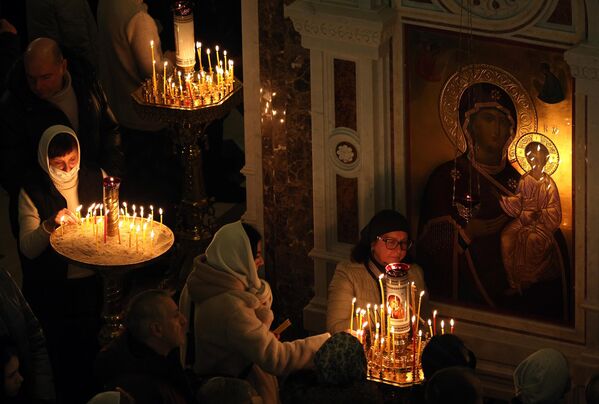 Верующие во время Рождественской службы в кафедральном соборе Христа Спасителя в Калининграде Верующие во время Рождественской службы в кафедральном соборе Христа Спасителя в Калининграде