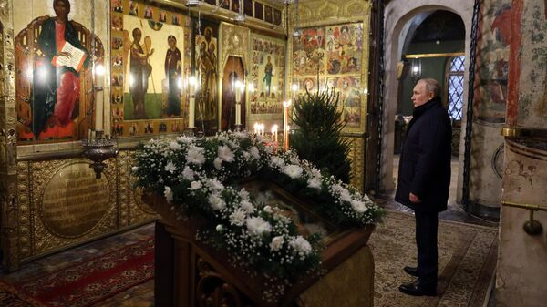 Президент РФ Владимир Путин во время Рождественского богослужения в Благовещенском соборе в московского Кремля