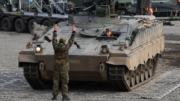 Немецкий солдат управляет боевой машиной пехоты Marder на военном полигоне в Мюнстере, Германия