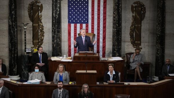 Кевин Маккарти выступает в зале Палаты представителей в Капитолии США в Вашингтоне