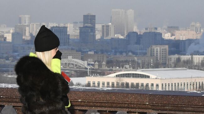 Девушка на смотровой площадке на Воробьевых горах