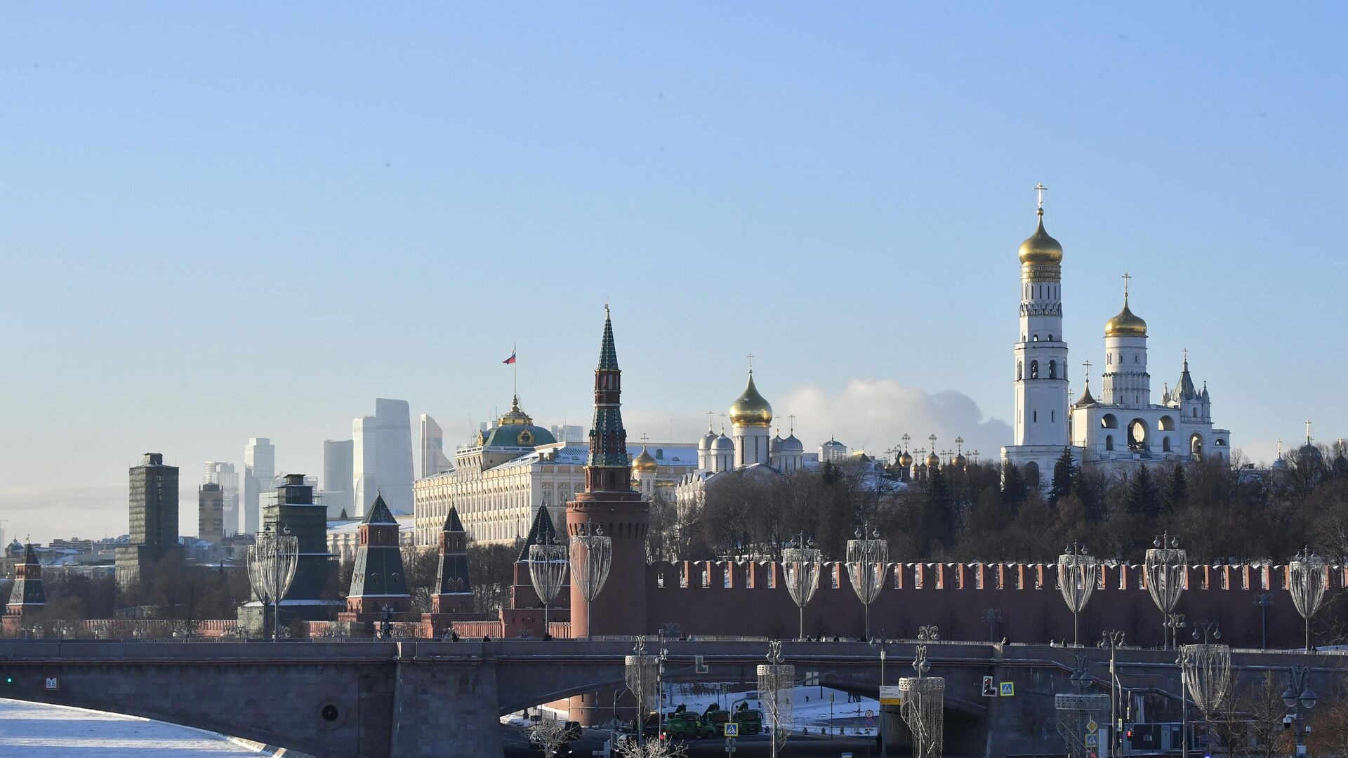 Вид на Кремль с Парящего моста в парке Зарядье в Москве - РИА Новости, 1920, 05.12.2023