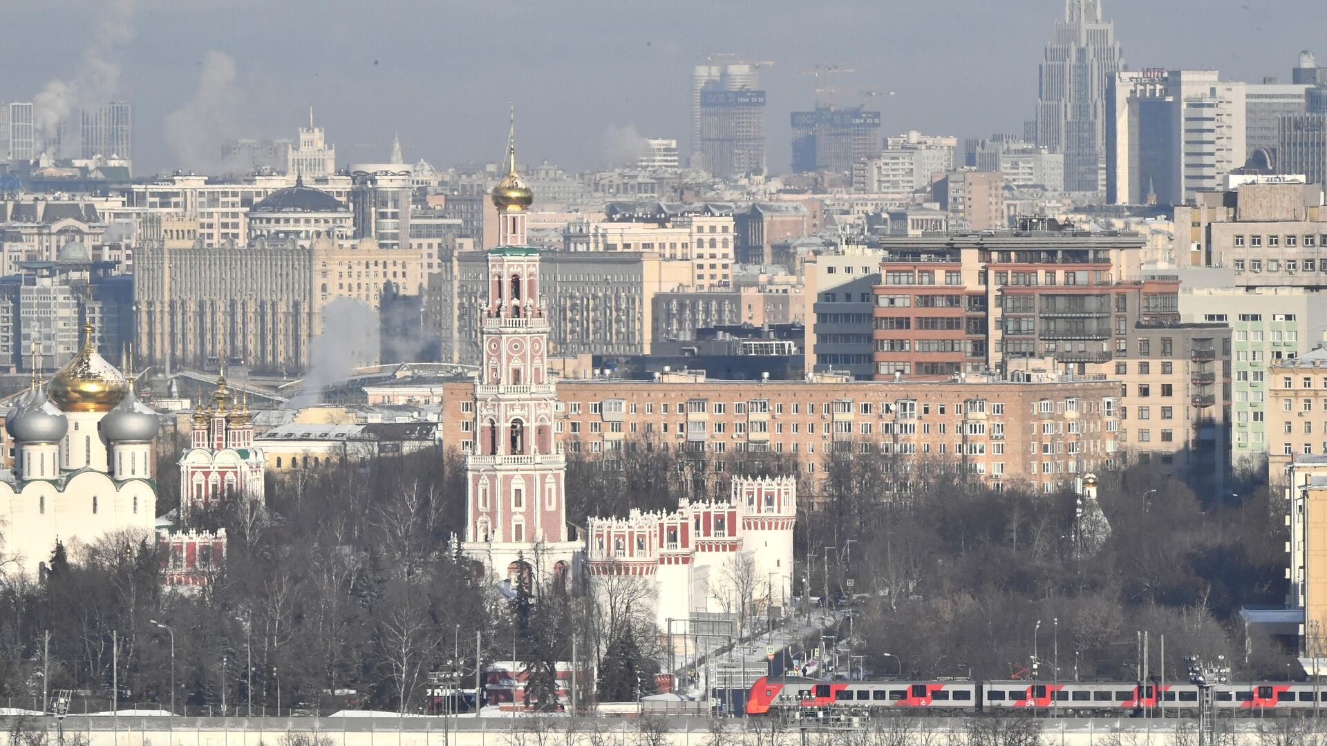 Вид на Новодевичий монастырь со смотровой площадки на Воробьевых горах - РИА Новости, 1920, 06.03.2024