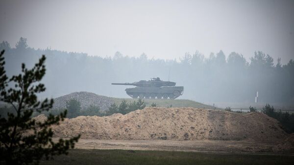 Танк Leopard 2A5 во время учений. Архивное фото