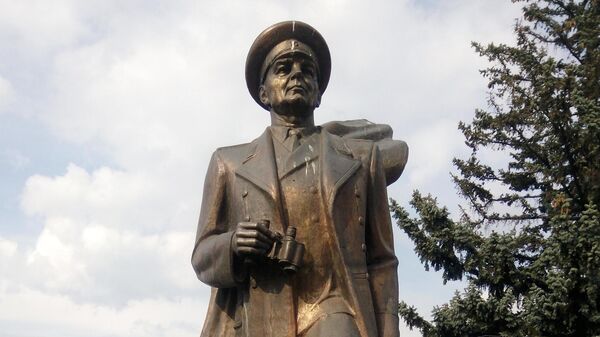 Памятник создателю советских воздушно-десантных войск Василию Маргелову в Днепропетровске