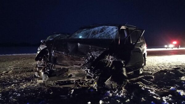 На трассе в Омской области произошло столкновение автомобилей Тойота Рав 4 и Чери 