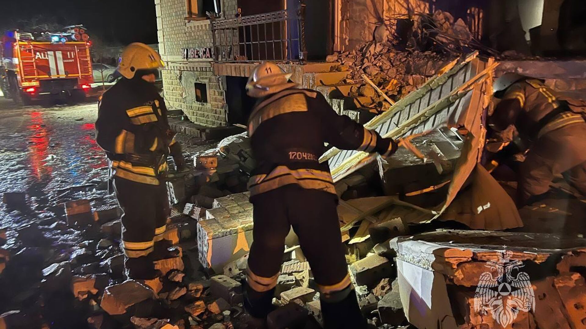 Спасатели ликвидируют последствия разрушения части многоквартирного дома в Хасавюрте, Дагестан - РИА Новости, 1920, 08.01.2023