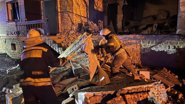 Спасатели ликвидируют последствия разрушения части многоквартирного дома в Хасавюрте, Дагестан