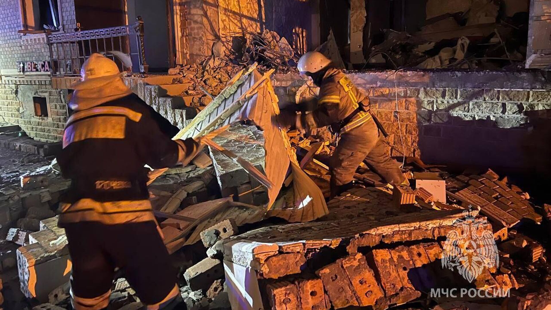 Спасатели ликвидируют последствия разрушения части многоквартирного дома в Хасавюрте, Дагестан - РИА Новости, 1920, 08.01.2023