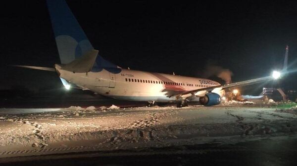 Самолет авиакомпании Победа, выкатившийся за пределы взлетной полосы в аэропорту Перми