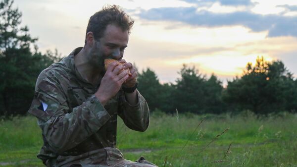 Солдат британской армии во время завтрака на учениях
