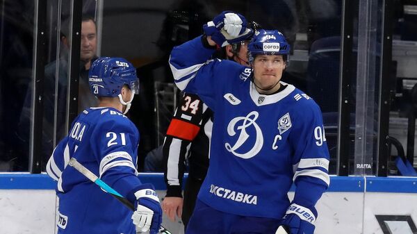 Хоккеист московского Динамо Андрей Миронов (справа) в матче КХЛ
