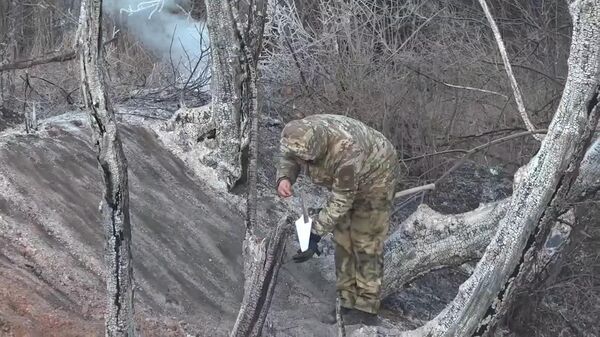 Работа взрывотехников на месте возгорания газопровода в ЛНР