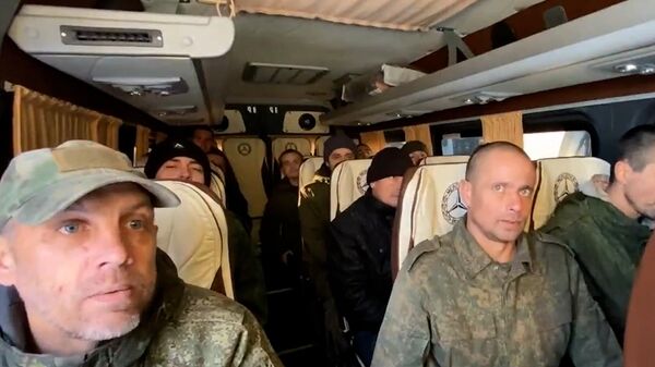 Кадры возвращения из плена  50 российских военных