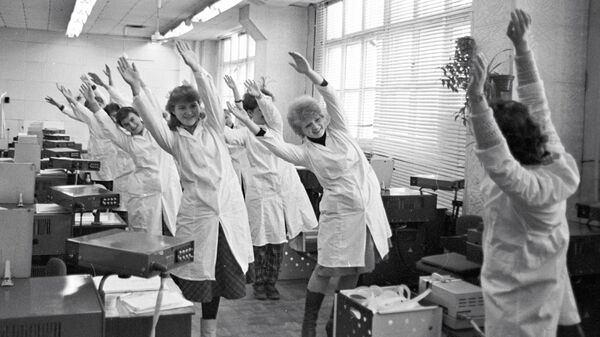 Сотрудницы Чеховского полиграфического комбината делают производственную гимнастику. 1988 год