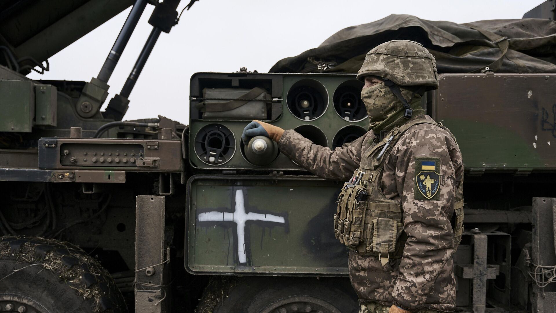 Солдат ВСУ возле французской самоходной гаубицы CAESAR под Авдеевкой - РИА Новости, 1920, 10.01.2023