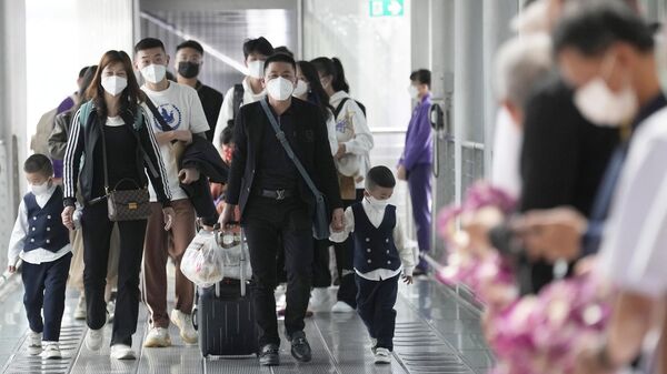 Китайские туристы в аэропорту Бангкока, Таиланд. 9 января 2023
