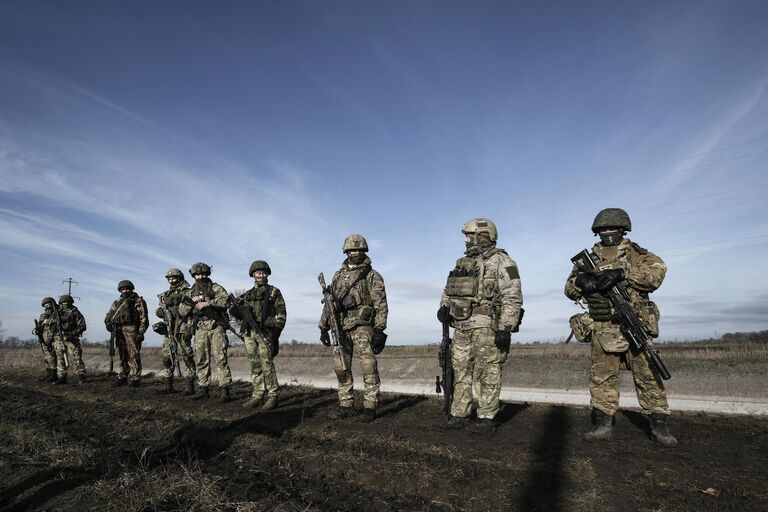 Обучение мобилизованных элитными подразделениями ВДВ на одном из полигонов в Запорожской области