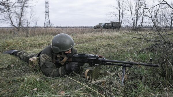 Обучение мобилизованных элитными подразделениями ВДВ на одном из полигонов в Запорожской области
