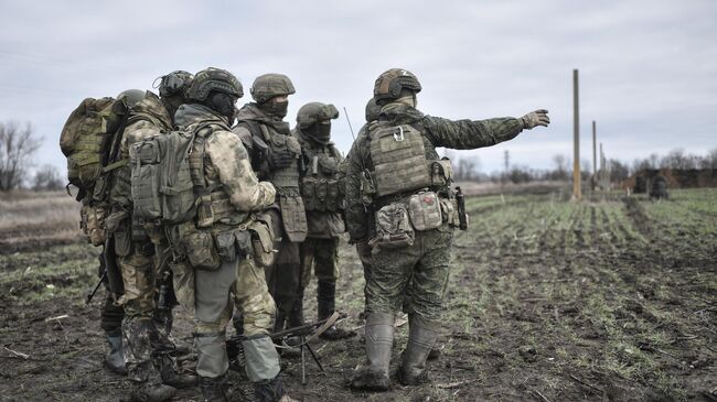 Обучение мобилизованных элитными подразделениями ВДВ на одном из полигонов в Запорожской области