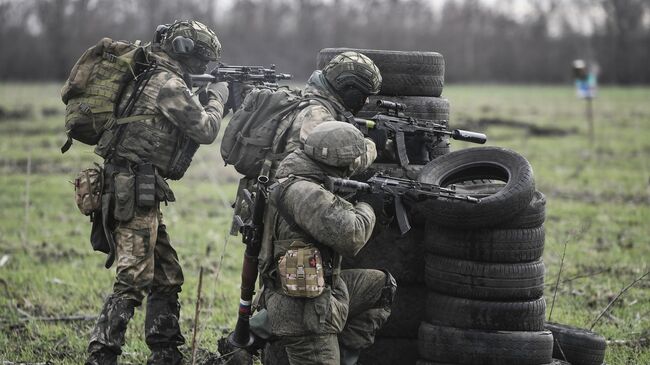 Обучение мобилизованных элитными подразделениями ВДВ на одном из полигонов в Запорожской области