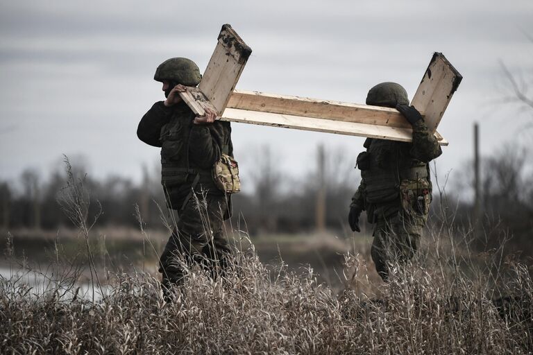 Обучение мобилизованных элитными подразделениями ВДВ на одном из полигонов в Запорожской области