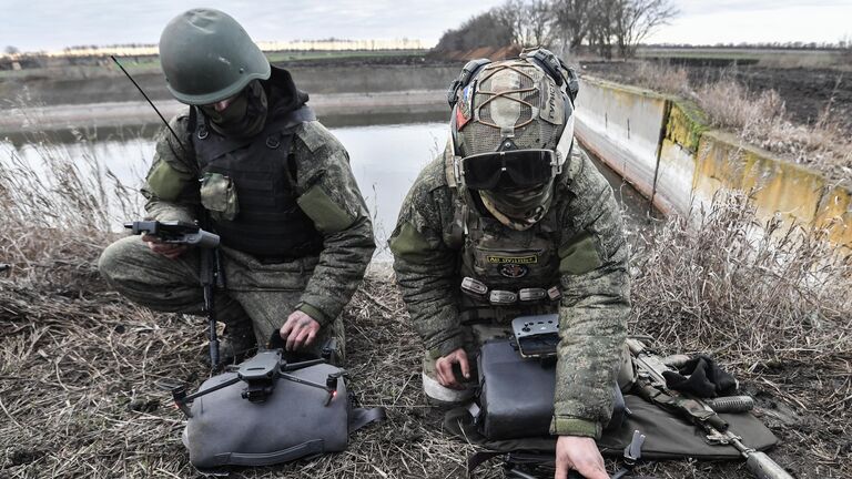 Обучение мобилизованных элитными подразделениями ВДВ на одном из полигонов в Запорожской области