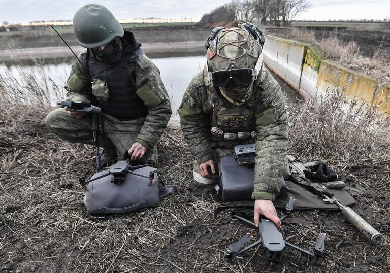 Обучение мобилизованных элитными подразделениями ВДВ на одном из полигонов в Запорожской области